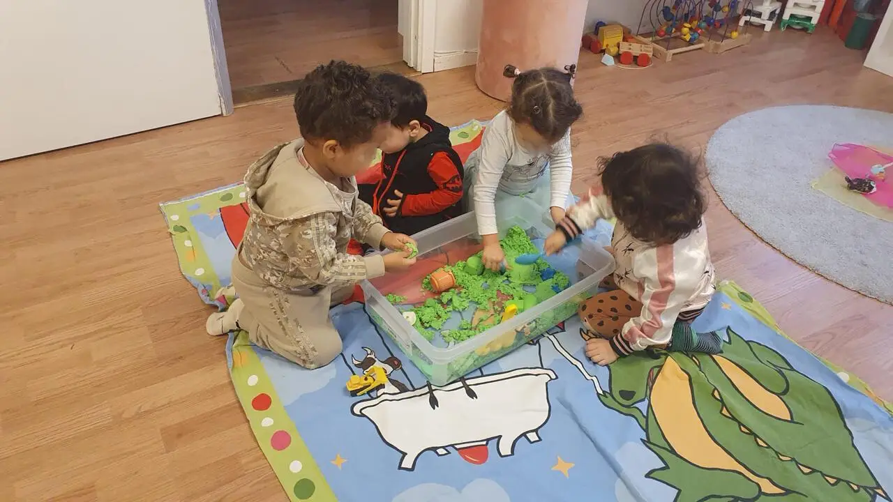 Barn leker och lär sig tillsammans i förskolan